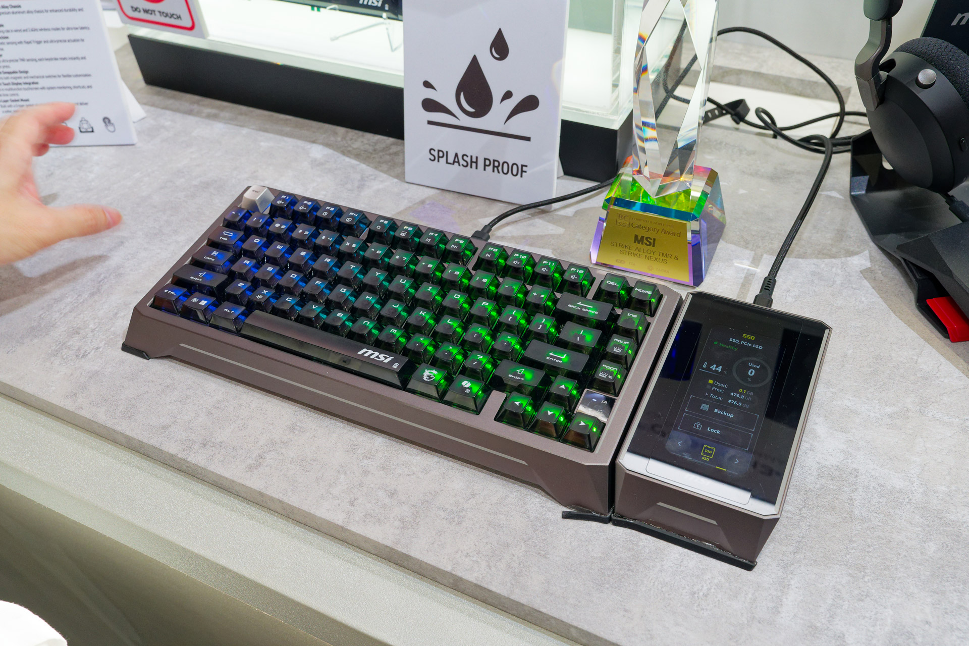 液晶ディスプレイで操作可能なショートカットキーデバイス「STRIKE NEXUS」。本機とSTRIKE ALLY TMRはマグネットで左右にくっつけて利用できる