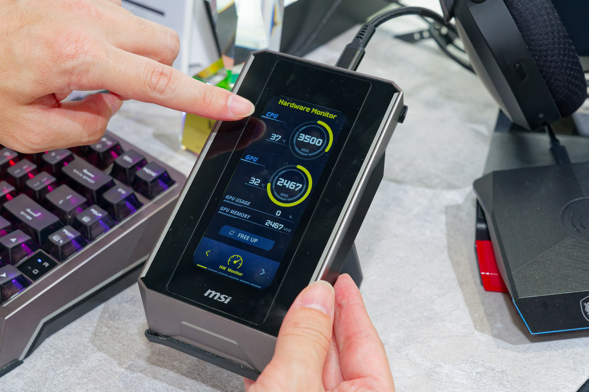 STRIKE NEXUSはライティング制御やPCステータスの表示なども可能。底面にはM.2 SSDも内蔵でき、外部ストレージとしても利用もできる