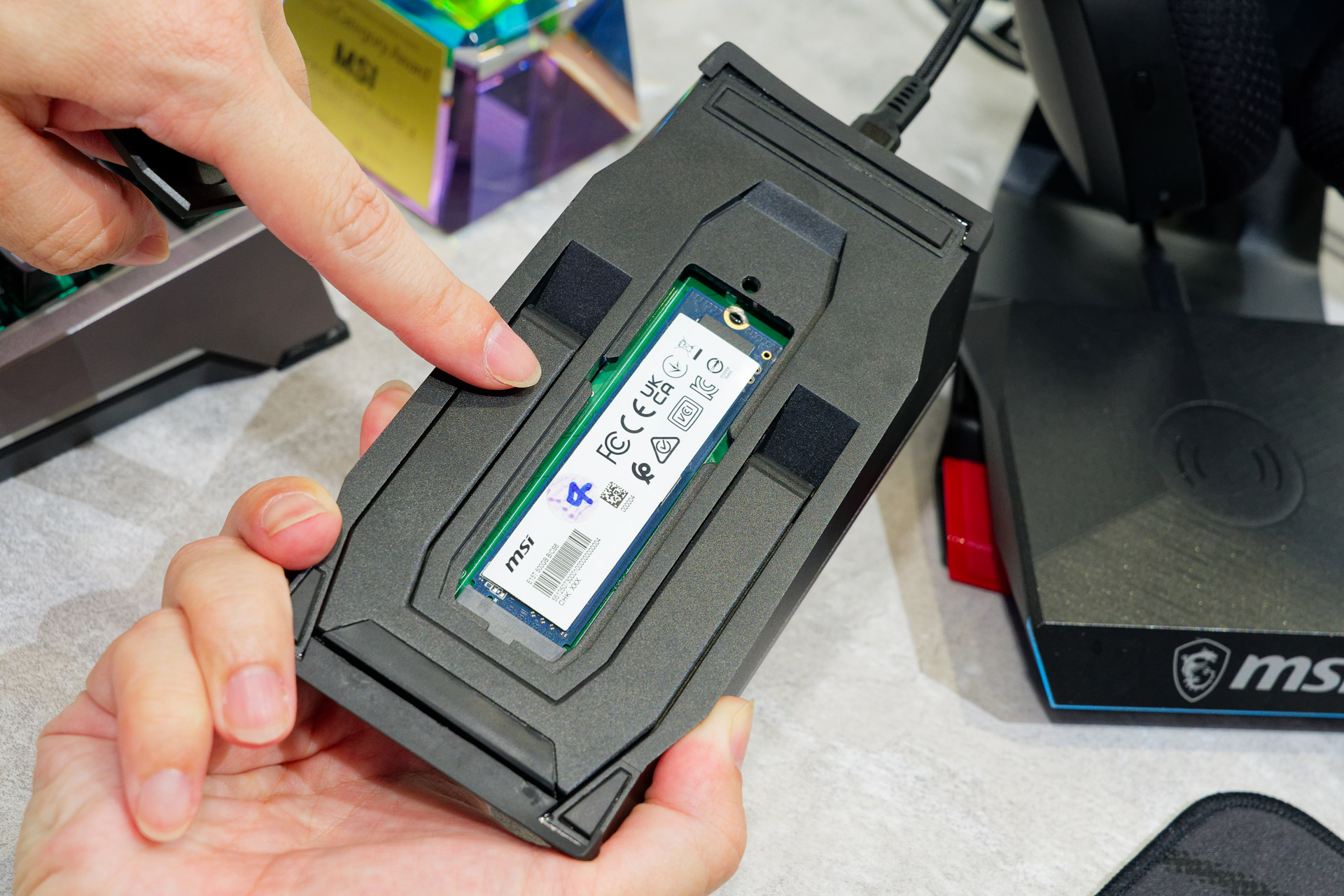 STRIKE NEXUSはライティング制御やPCステータスの表示なども可能。底面にはM.2 SSDも内蔵でき、外部ストレージとしても利用もできる