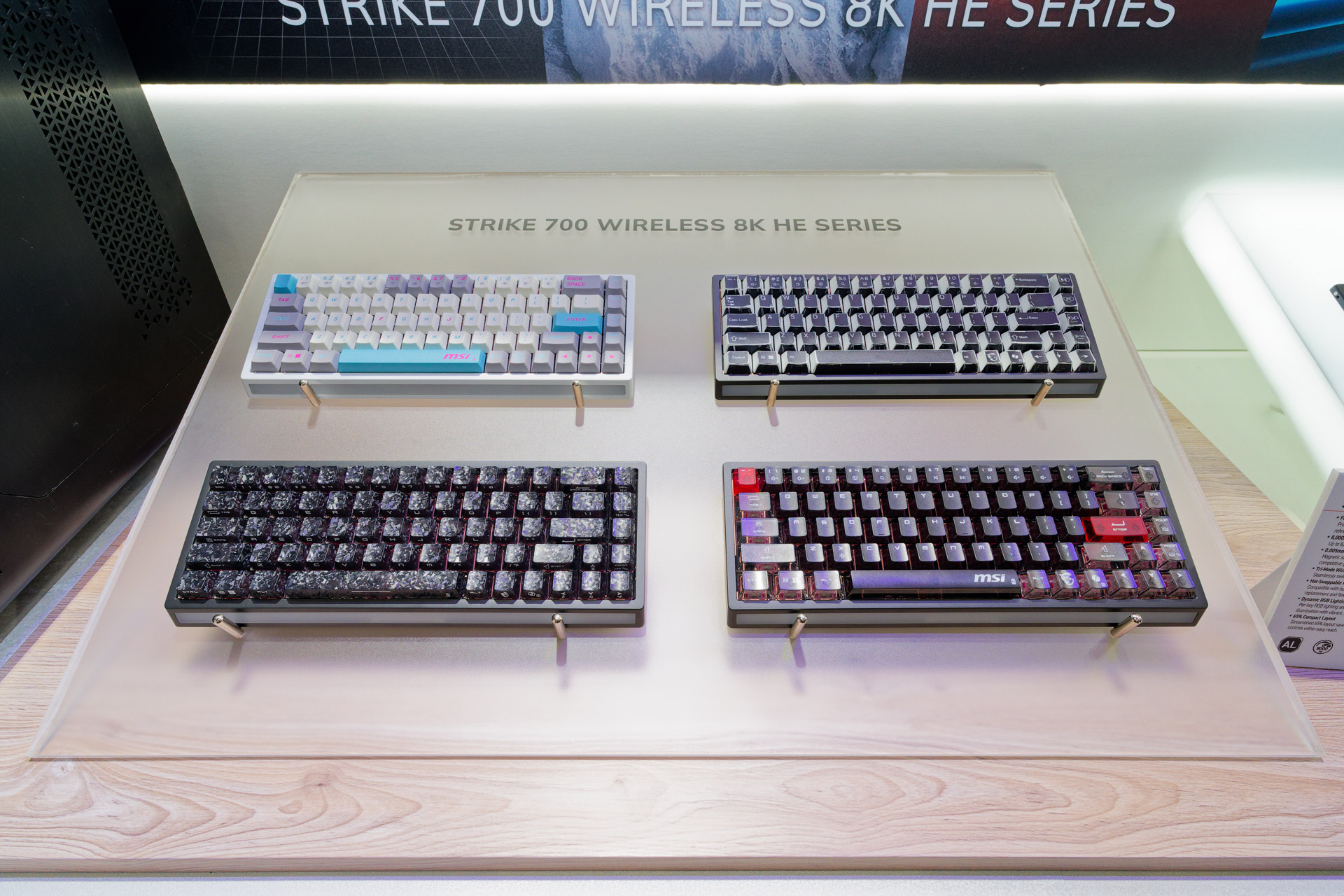 8Kポーリングレート対応で、Bluetooth、2.4GHz、有線のトライモードを切り替え可能な65％キーボード「STRIKE 700 WIRELESS 8K HE」。ラピッドトリガーにも対応