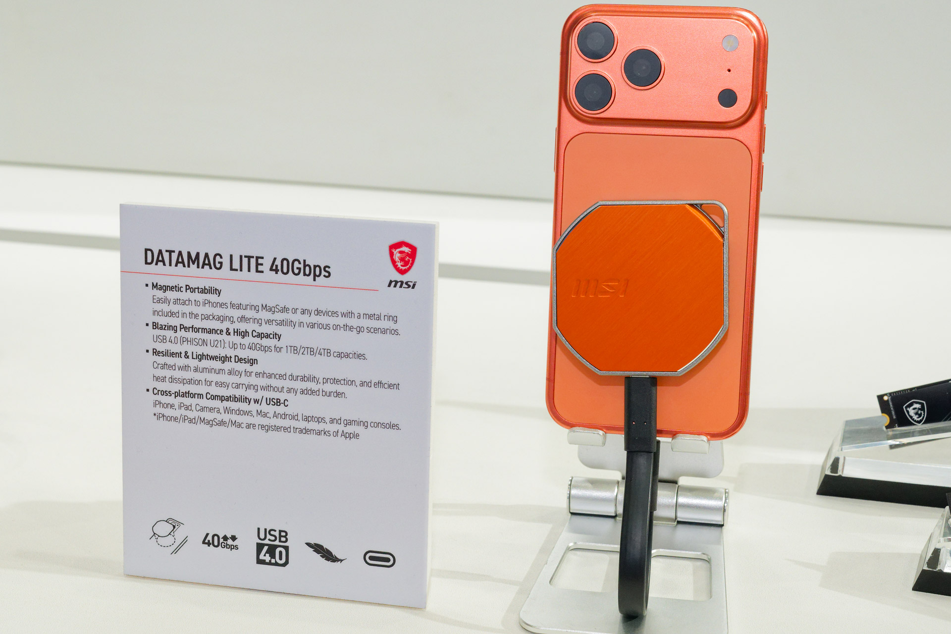 USB4対応のポータブルSSD「DATAMAG LITE 40Gbps」。Apple ProRES機能非対応と部材変更で価格を少しでも抑えたモデルとのこと