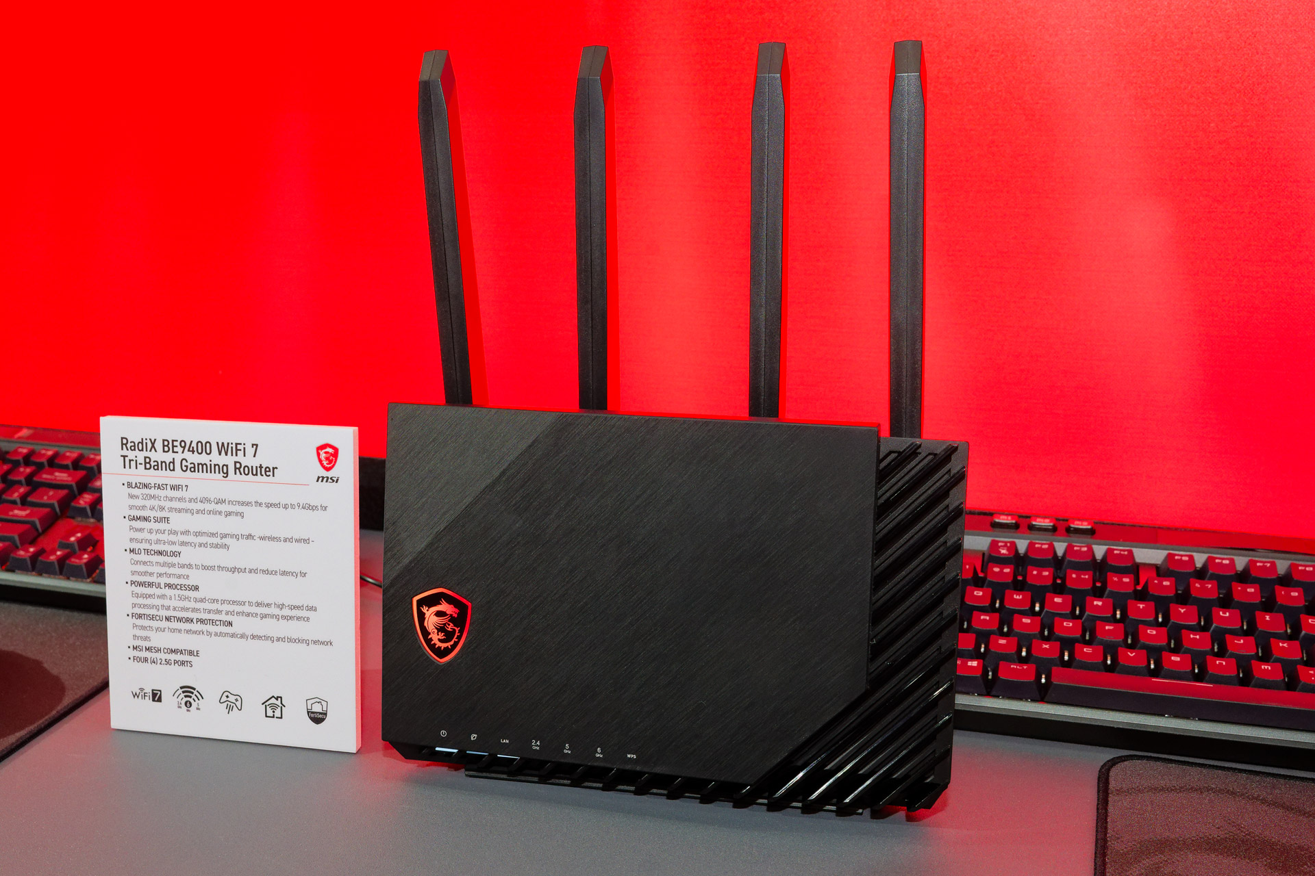 ミドルクラスのWi-Fi 7ルーター「RadiX BE9400 WiFi 7 Tri-Band Gaming Router」。トータル最大9.4Gbpsで通信可能。メッシュネットワーク「MSI MESH」にも対応する