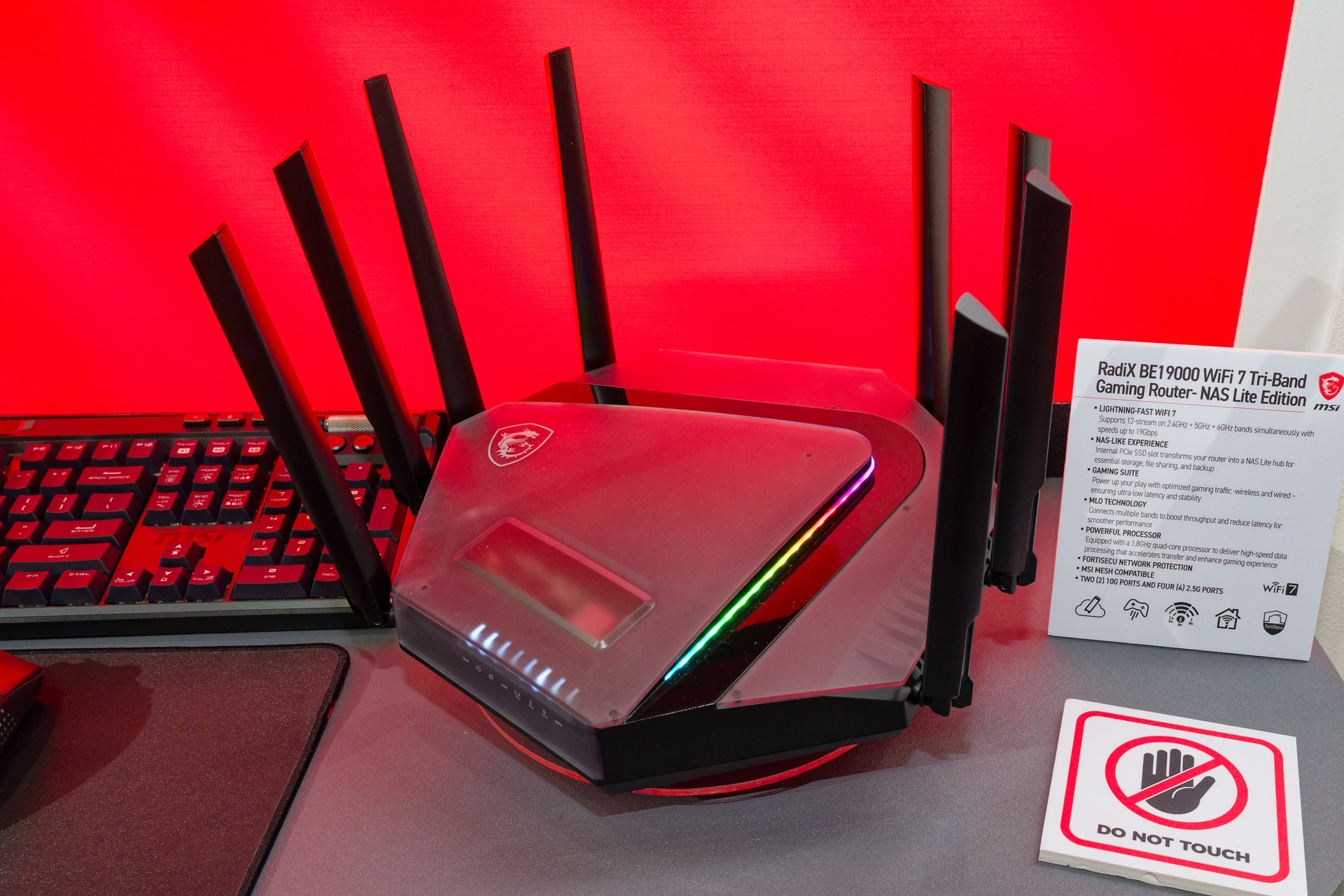 ハイエンドWi-Fi 7ルーター「RadiX BE19000 WiFi 7 Tri-Band Gaming Router- NAS Lite Edition」。トータル最大19Gbpsで通信可能で、M.2 SSDを内蔵することも可能。現時点では販売は未定とのこと