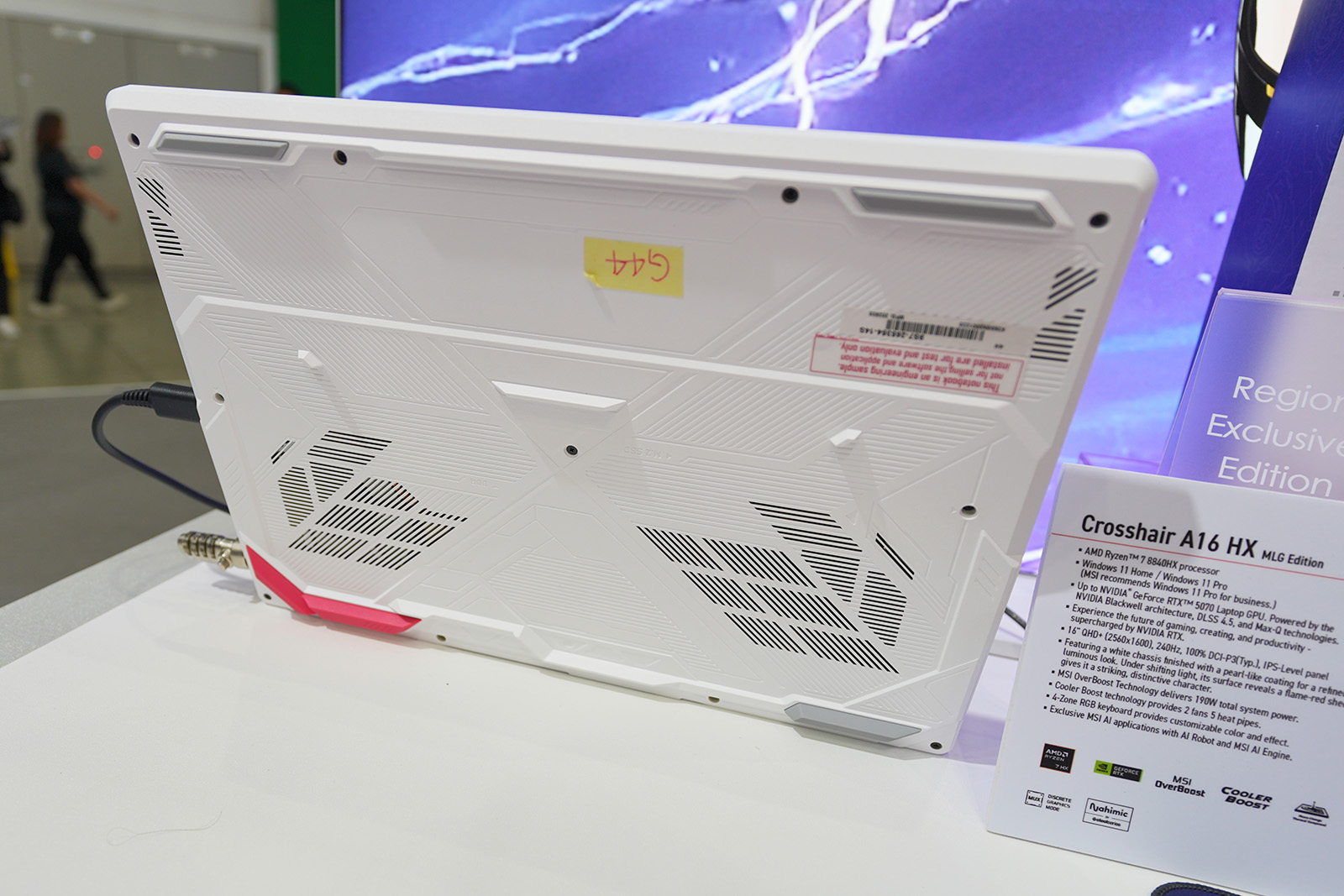 人気の16型ノート「Crosshair A16 HX」にはホワイトバージョンが登場。裏面側も真白な、色にこだわった一台だ