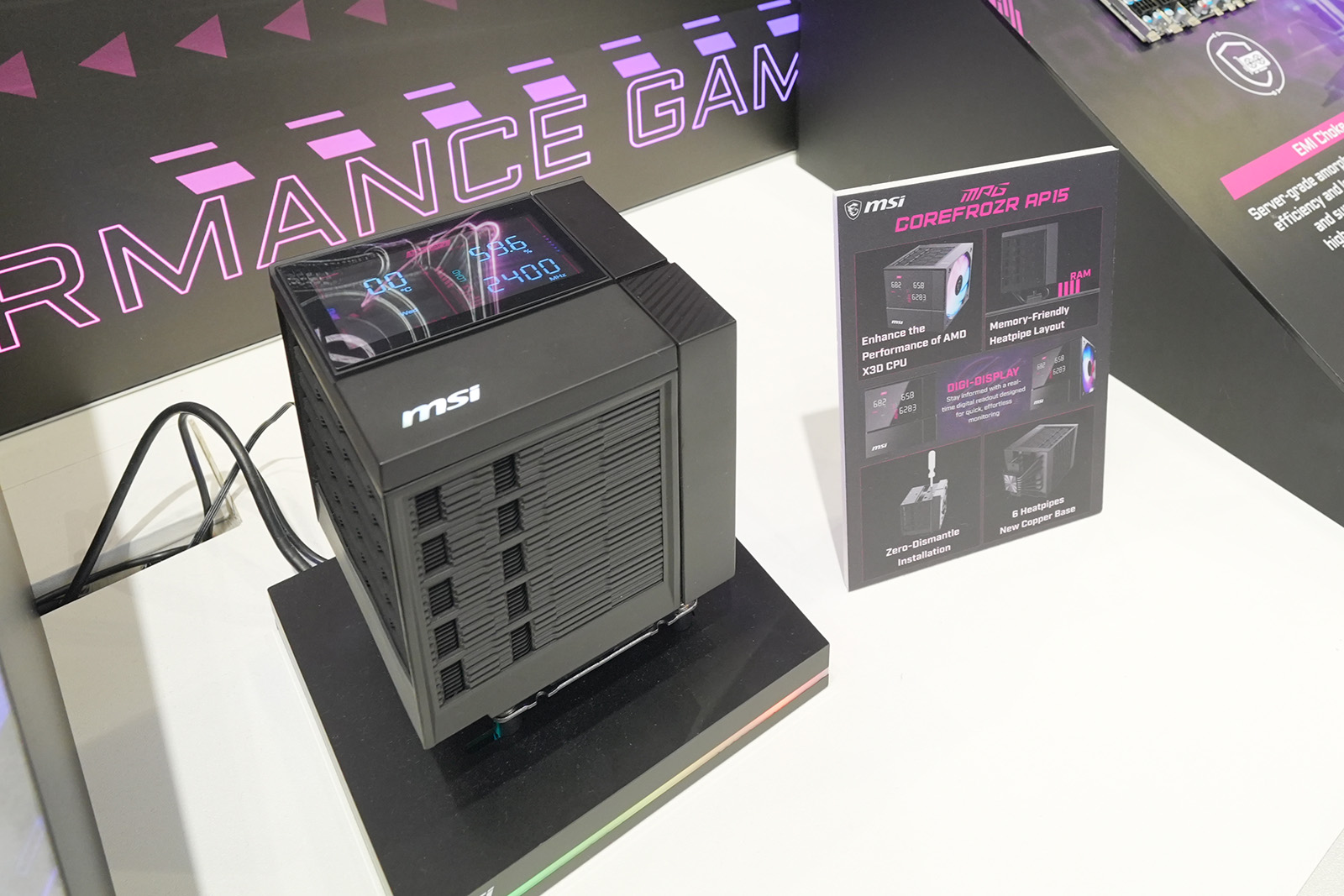天面側にディスプレイを備えるサイドフロー型CPUクーラー「MPG COREFROZR AP15」
