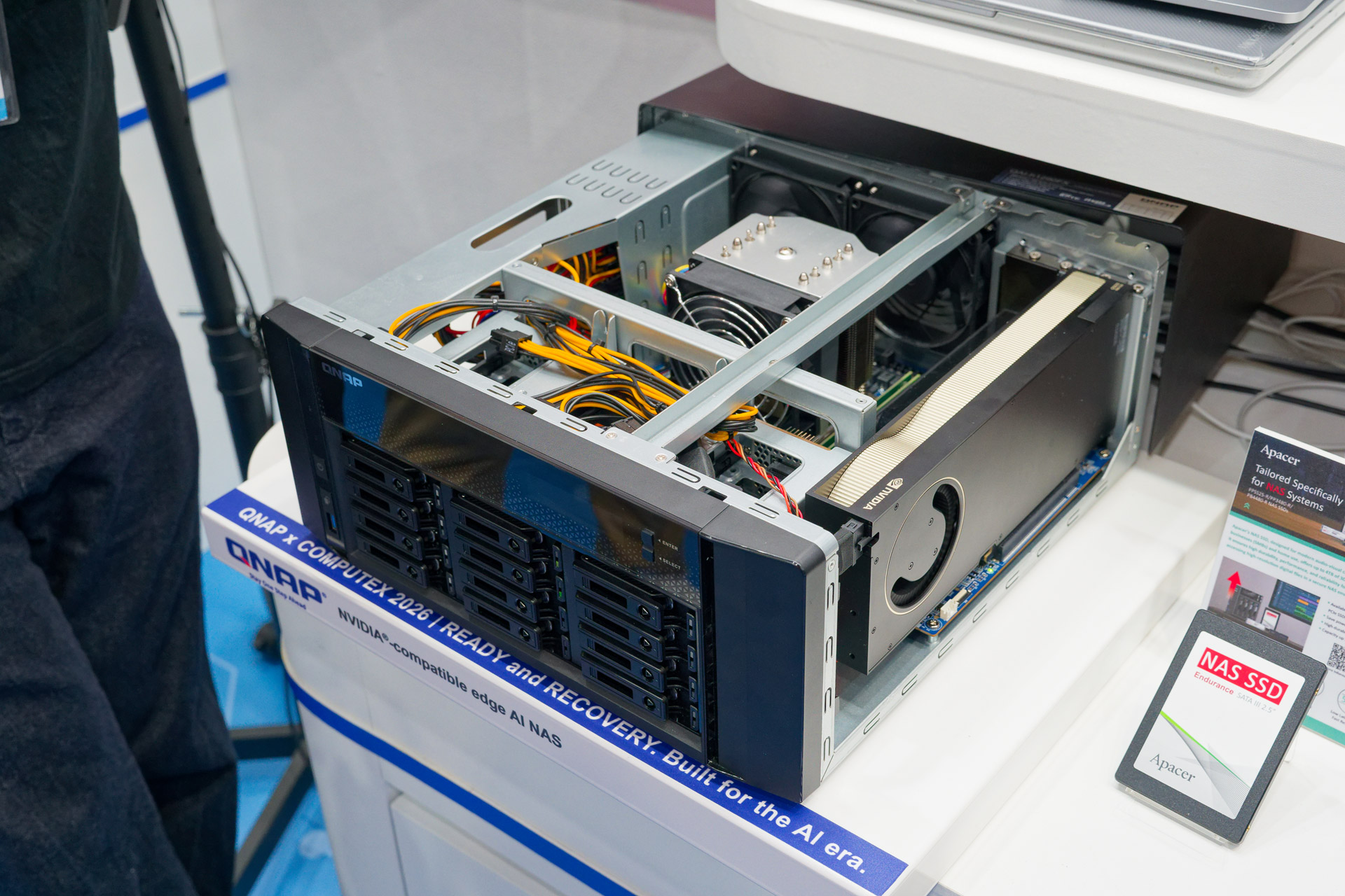 QAI-h1290FXの内部とRTX PRO 6000