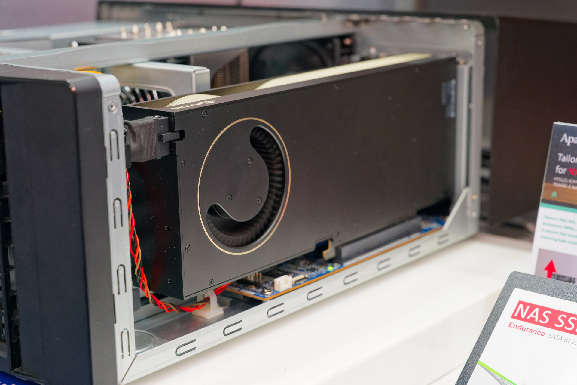 QAI-h1290FXの内部とRTX PRO 6000