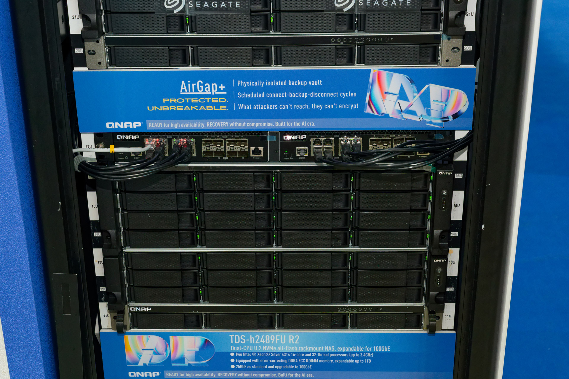 データのセキュリティを高められる製品として、データバックアップを行うタイミングでのみネットワーク接続し、完了したら切断することでデータの安全性を高められる「AirGap+」に対応したストレージとスイッチも展示されていた。必要な時にのみネットワークに接続するのもセキュリティを高める機能になる。
