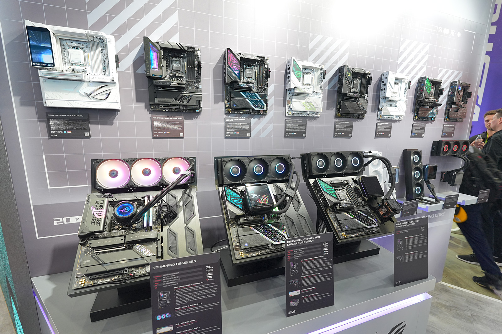 マザーボードやビデオカードなどPCパーツも多数展示