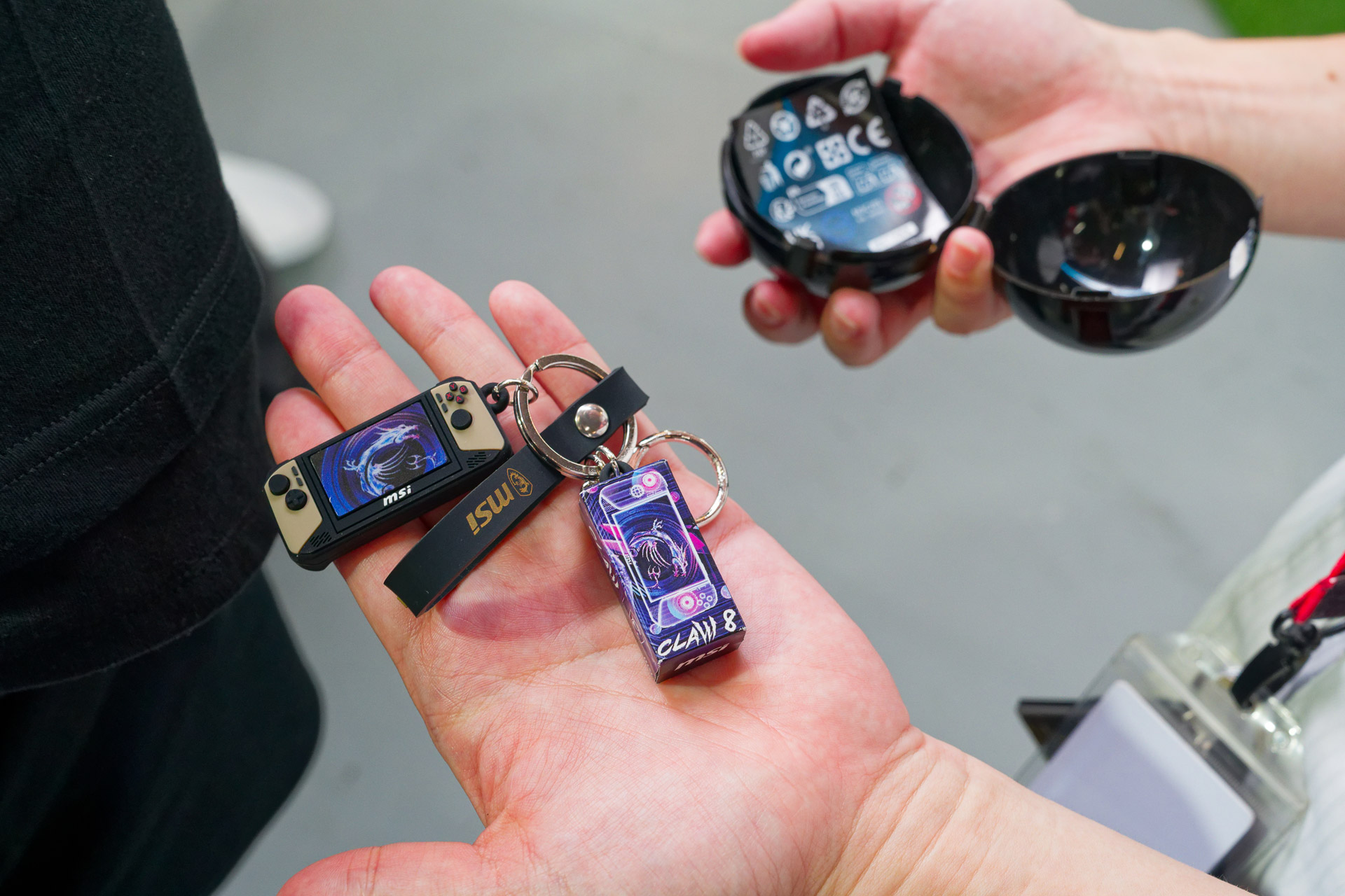 プレイした人はMSI製品をモチーフにしたカプセルトイがもらえた
