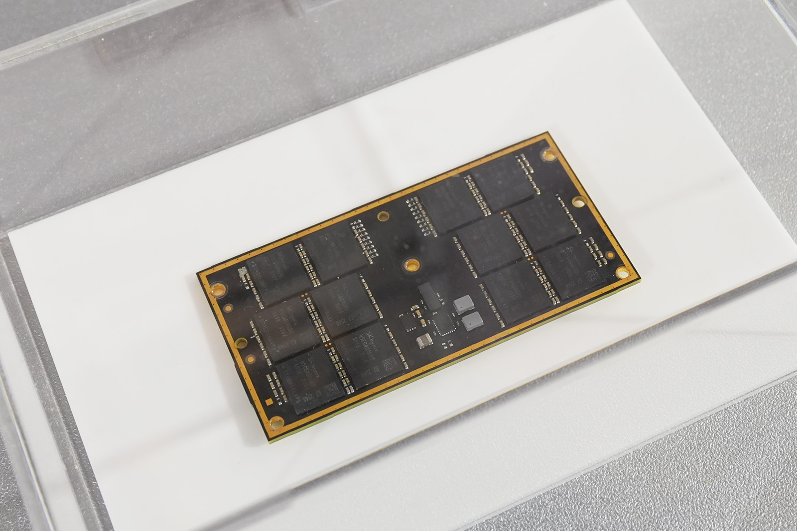 CAMM2メモリの実物。MSIの製品では「Z790 PROJECT ZERO PLUS」が対応モデルとして紹介されていた