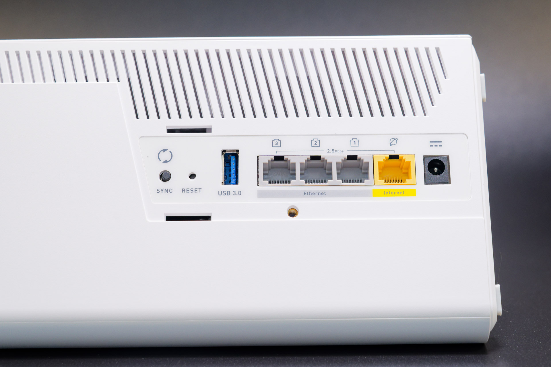 LANポートは4つ全て2.5Gbps対応。USBポートも1つ用意