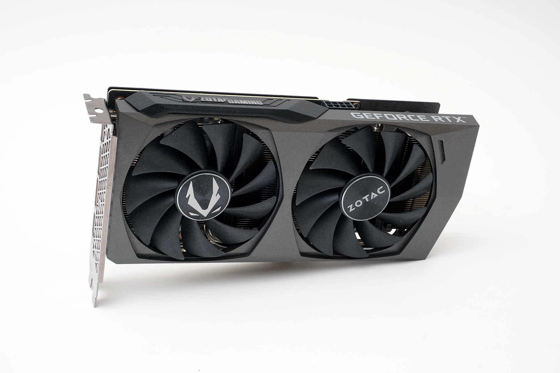 テストに使用したRTX 3060搭載カード「ZOTAC GAMING GeForce RTX 3060 Twin Edge OC」。2021年から幾度となくテストを繰り広げた大ベテランである