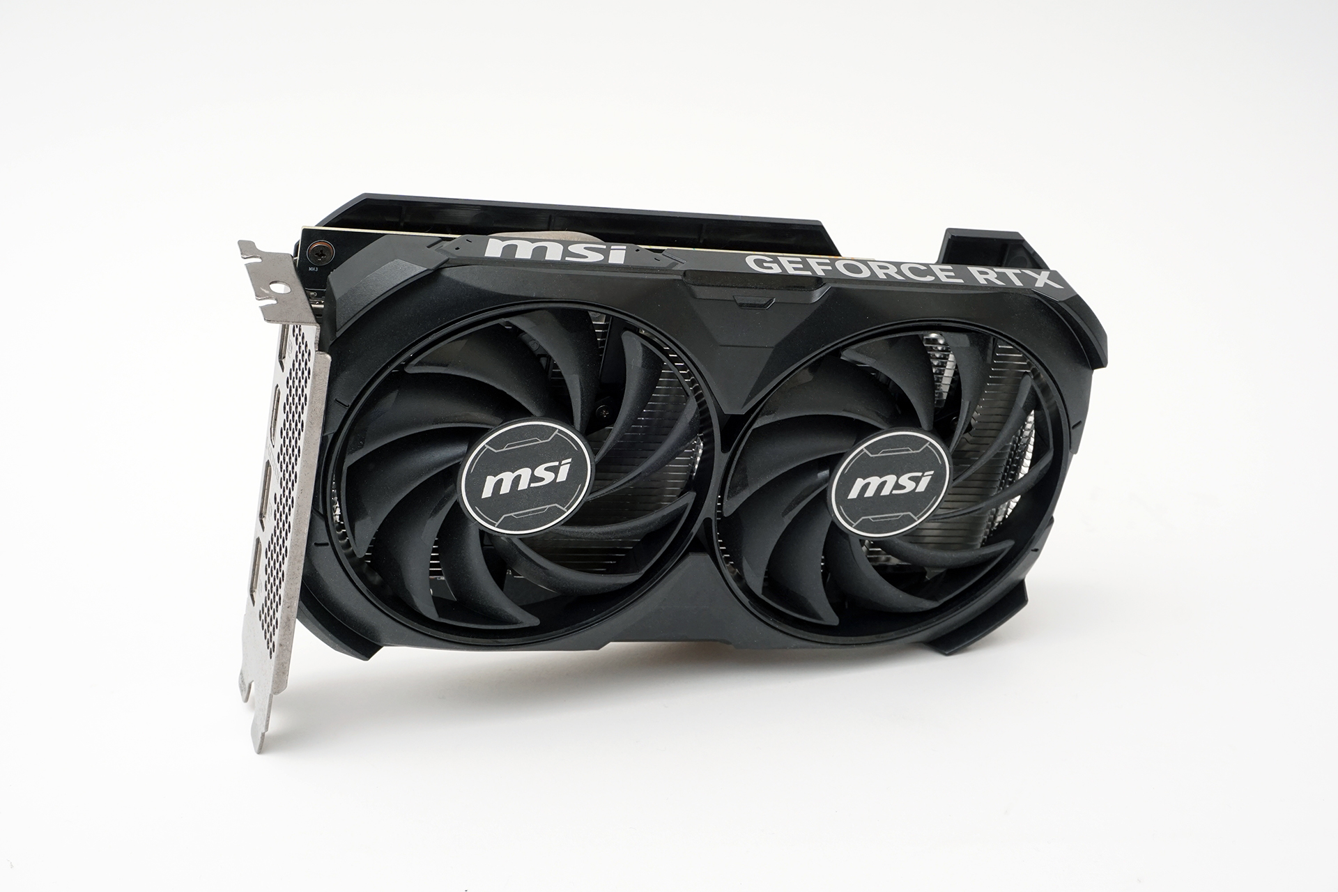 RTX 4060搭載カードはMSI「GeForce RTX 4060 VENTUS 2X BLACK 8G OC」(写真左)、RTX 5050搭載カードMSI「GeForce RTX 5050 8G VENTUS 2X OC」(写真右)をそれぞれ用意した
