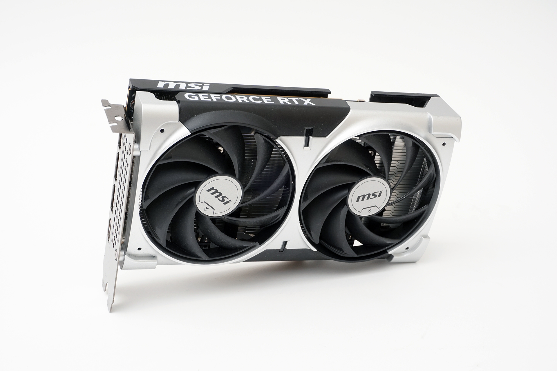 RTX 4060搭載カードはMSI「GeForce RTX 4060 VENTUS 2X BLACK 8G OC」(写真左)、RTX 5050搭載カードMSI「GeForce RTX 5050 8G VENTUS 2X OC」(写真右)をそれぞれ用意した