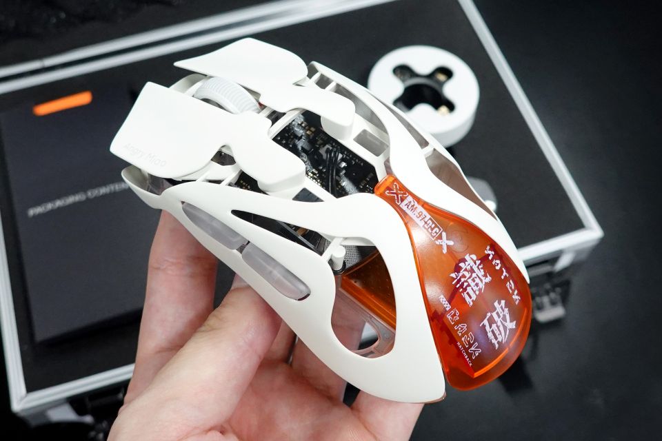 1.2秒でバッテリー交換、Angry Miaoの軽量ゲーミングマウス「AM