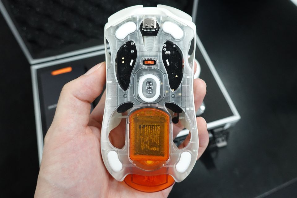 1.2秒でバッテリー交換、Angry Miaoの軽量ゲーミングマウス「AM
