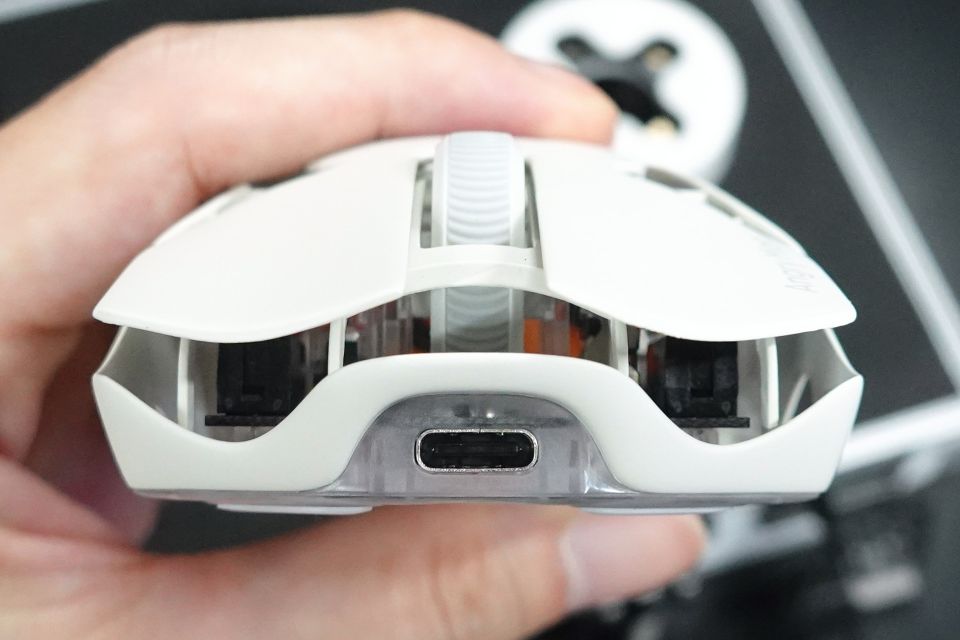 1.2秒でバッテリー交換、Angry Miaoの軽量ゲーミングマウス「AM