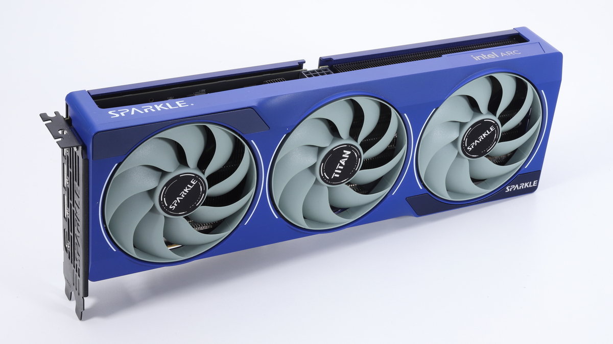 SPARKLE Intel Arc B580 TITAN OC。Intelの第2世代dGPU(Battlemage)である「Arc B580」を搭載したビデオカードで、VRAMには12GBのGDDR6メモリを搭載