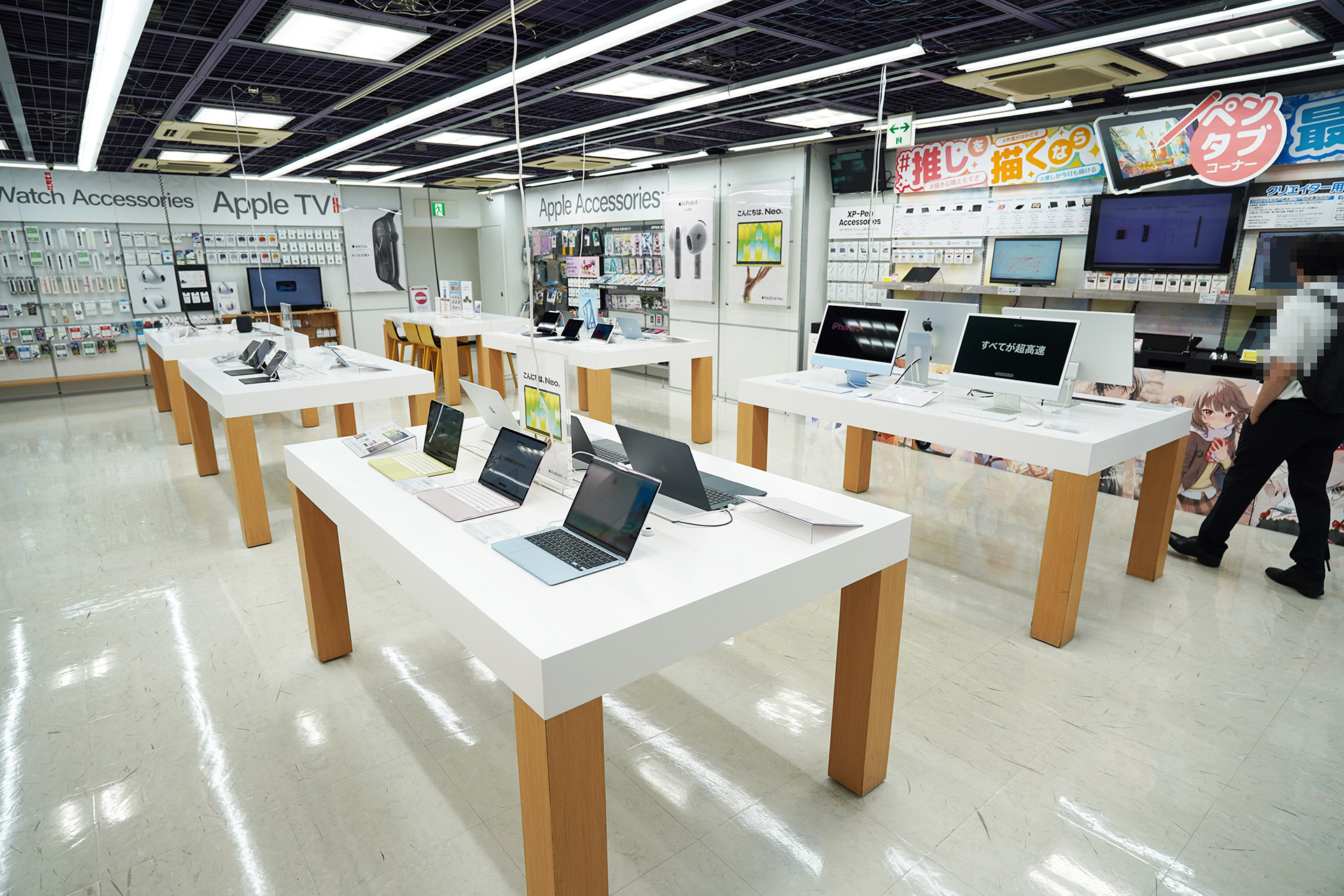 <a href="https://akiba-pc.watch.impress.co.jp/shop/at/sofmap_sougou.html" class="deliver_inner_content i">ソフマップAKIBA パソコン・デジタル館</a> 4Fの「ソフマップAKIBA MacCollection」では新品のApple製品を取り扱う。26日（金）の取材時には既に値上げ後の価格に。