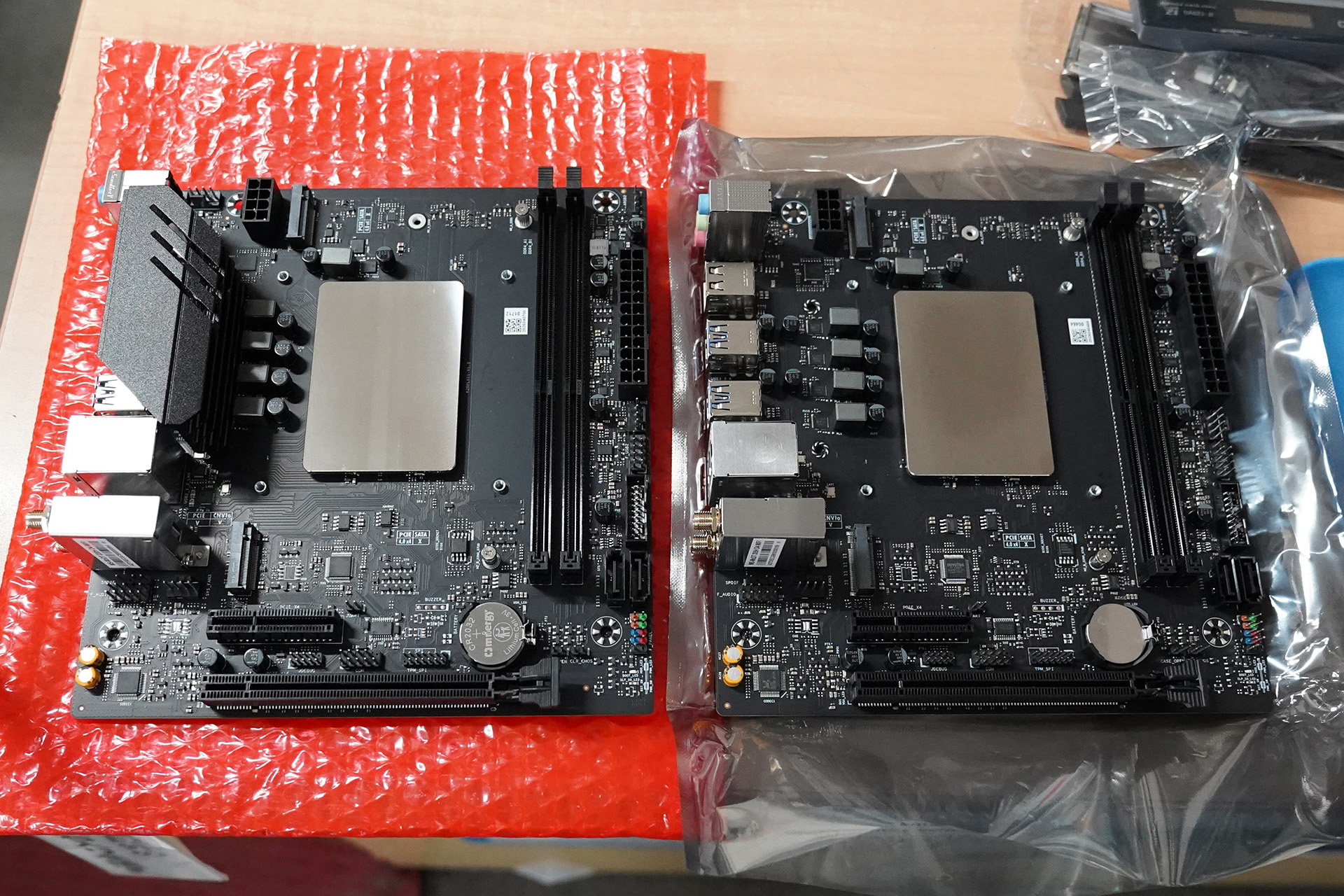 「MS-MoDT 230H D4 WIFI」(左)と「MS-MoDT 205H D4 WIFI」(右)