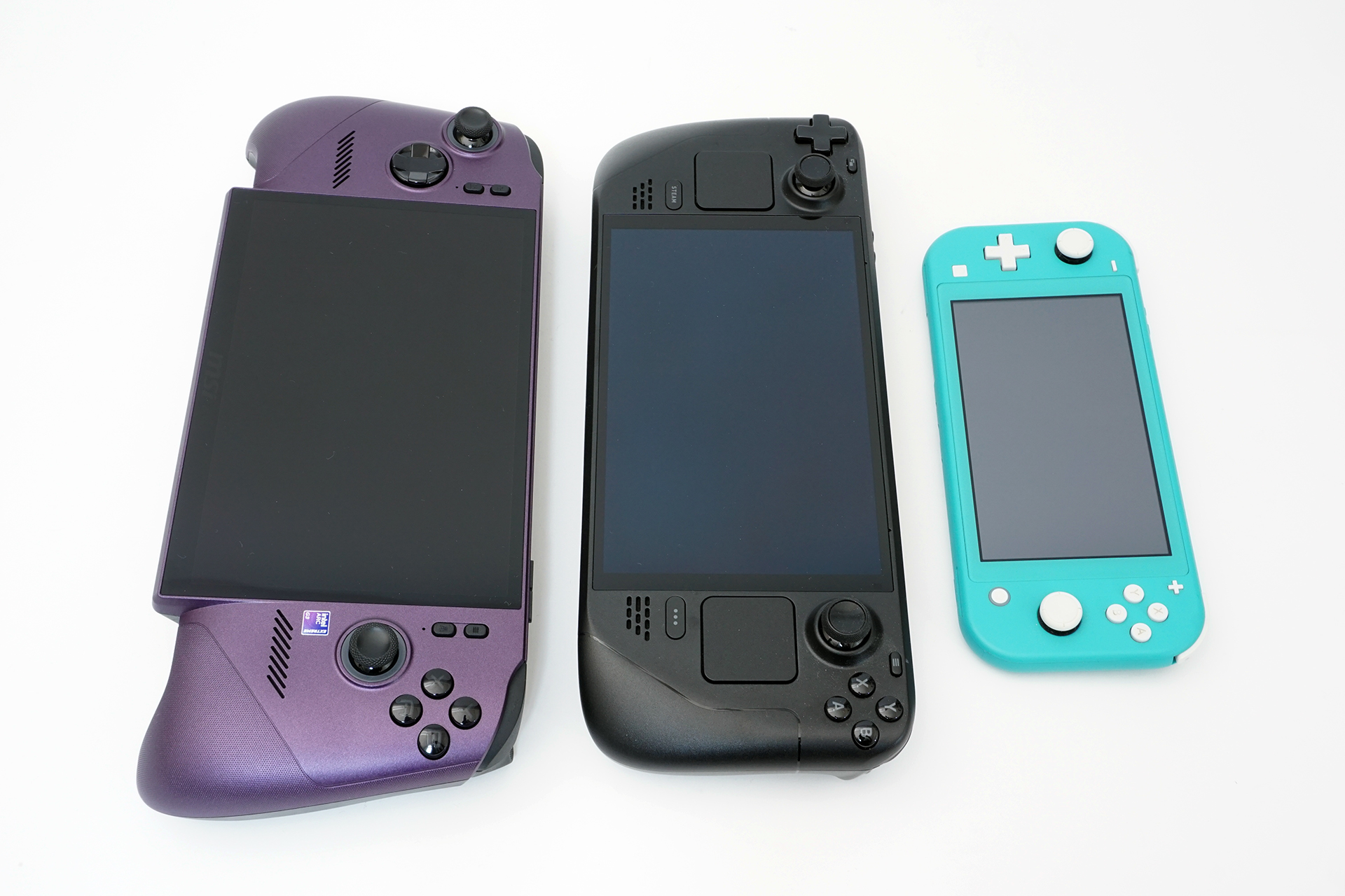 サイズ感を確かめるため、左からClaw 8 EX AI+、Steam Deck OLED(約298×117×49mm)、Nintendo Switch Lite(約208×91.1×13.9mm)を並べた