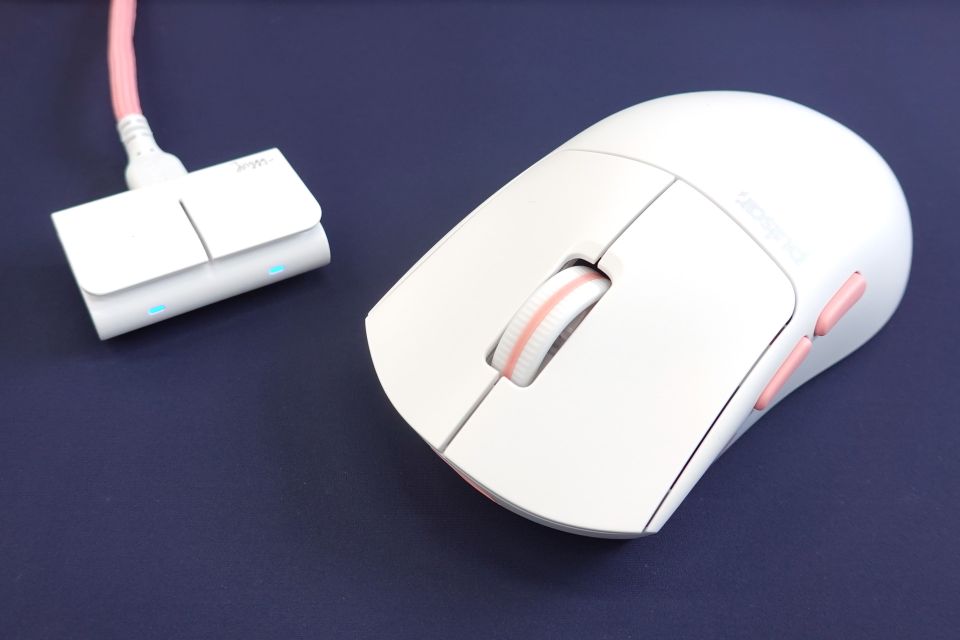 ゲーミングまうす 白&ピンクなカラーが特徴のプロ選手監修ゲーミングマウス「Jinggg-X