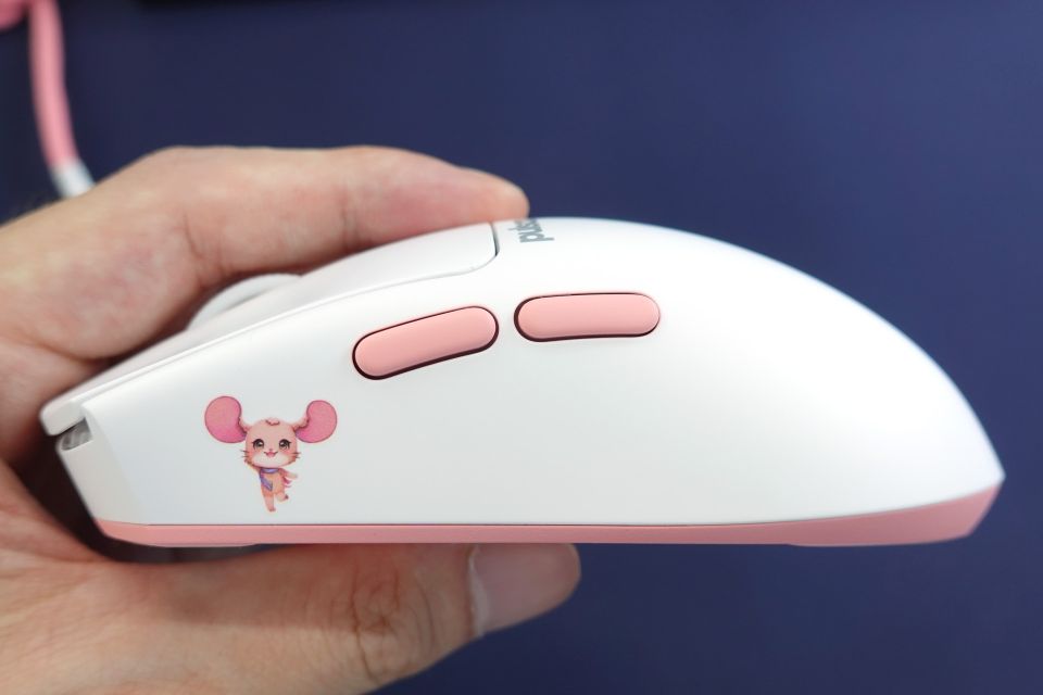 ゲーミングまうす 白&ピンクなカラーが特徴のプロ選手監修ゲーミングマウス「Jinggg-X