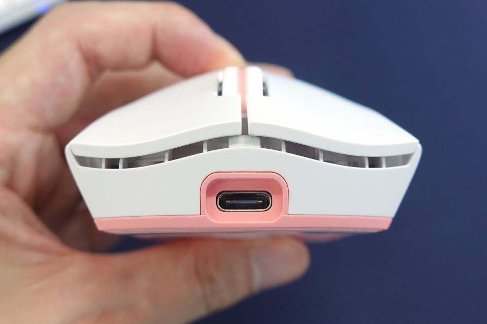 白&ピンクなカラーが特徴のプロ選手監修ゲーミングマウス「Jinggg-X