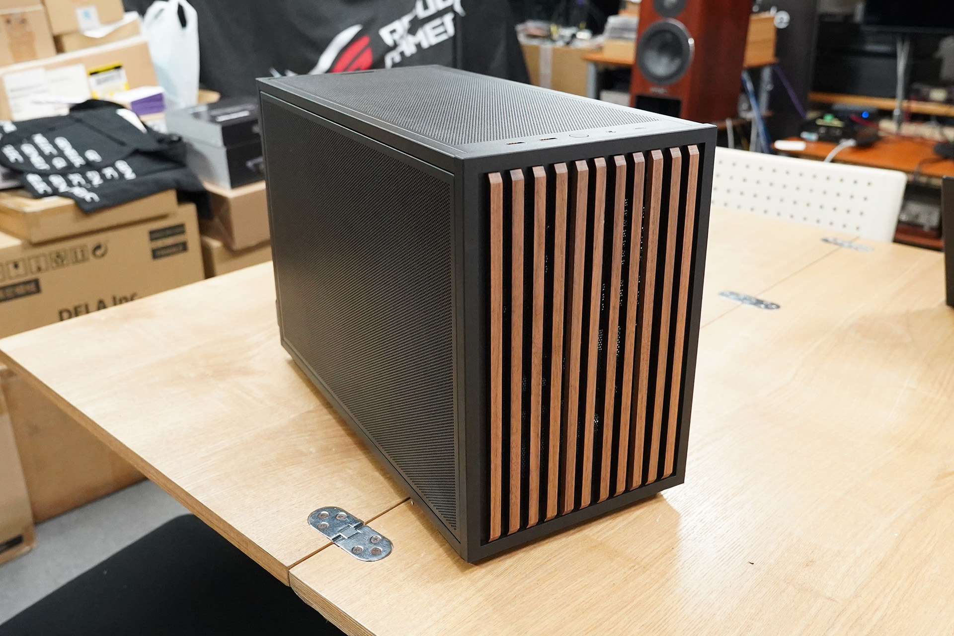 「B4-mATX Wood Black」