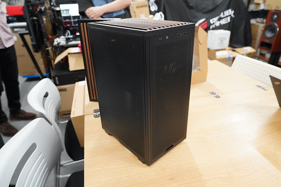 横置き・縦置き両対応のmicroATXケース「B4-mATX」が登場、木製パネル