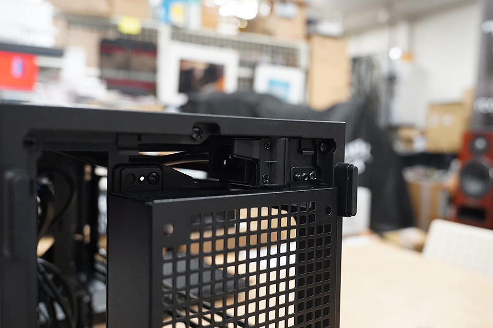 横置き・縦置き両対応のmicroATXケース「B4-mATX」が登場、木製パネル