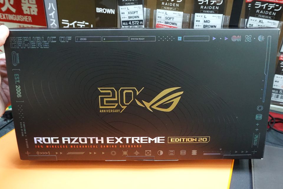 24K金メッキが輝く“ROG”20周年記念キーボード「ROG Azoth Extreme