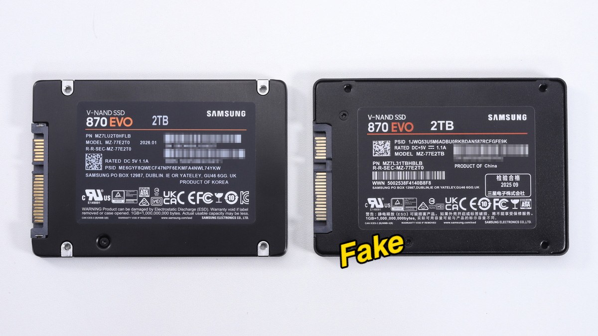 本物の870 EVO(左)と模造品(右)のSSD本体裏面のラベル(※本物の870 EVOは製造時期などによりデザインや色合いが異なる場合があるとのこと)