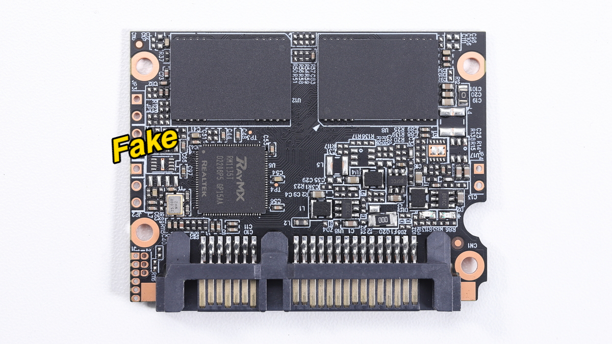 基板の部品実装側。SSDコントローラとNANDフラッシュメモリが確認できる