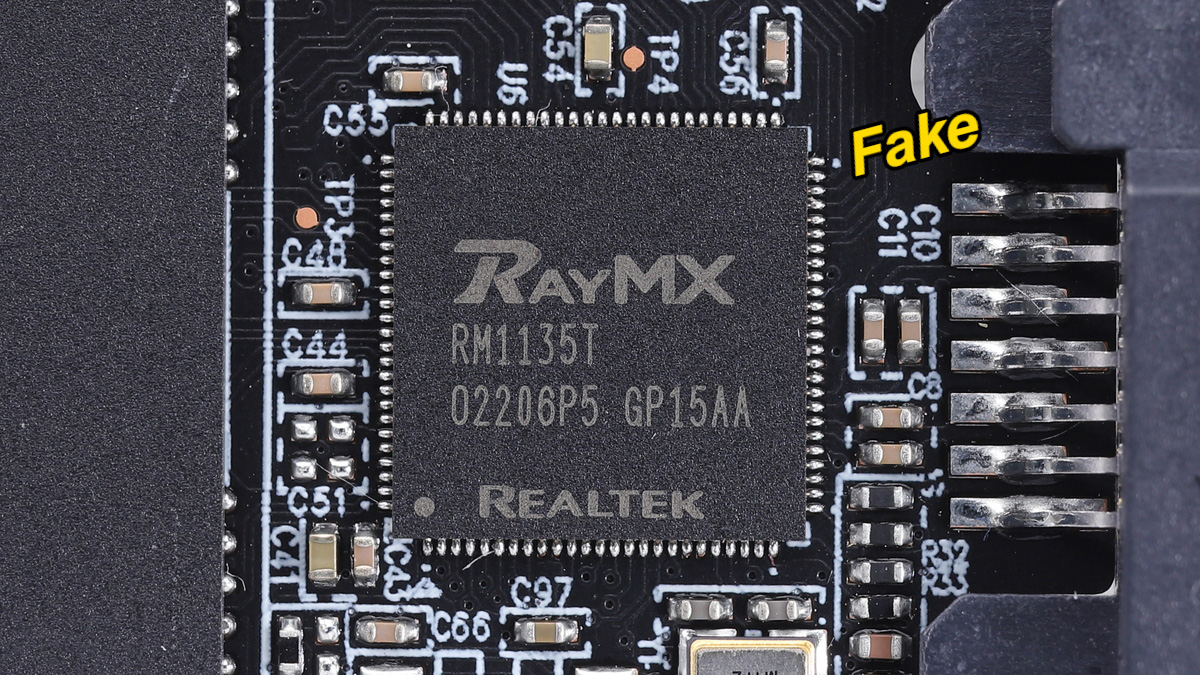 SSDコントローラ「RayMX RM1135T」。このコントローラ自体は、低価格なSATA/ポータブルSSDに搭載実績のあるものではあるが、本物の870 EVOに採用されているものではない