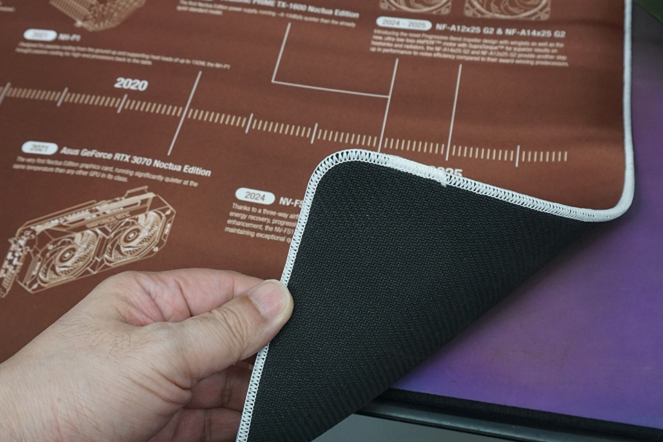 よむ展　デスクマット　セット Noctuaの20周年を記念したデスクマット「NP-DM3」がTSUKUMOで展示