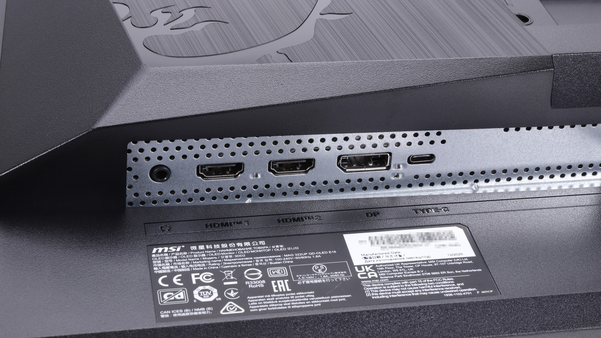 本体背面のインターフェイス。映像入力用のHDMI 2.1(2基)、DisplayPort 1.4a、USB Type-C(DP Alt Mode)のほか、音声出力用のヘッドホン出力を搭載。USB Type-Cポートは最大15W(5V/3A)のUSB PD給電にも対応している