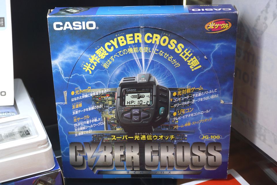 赤外線で対戦できるゲームを搭載した腕時計「カシオ サイバークロス