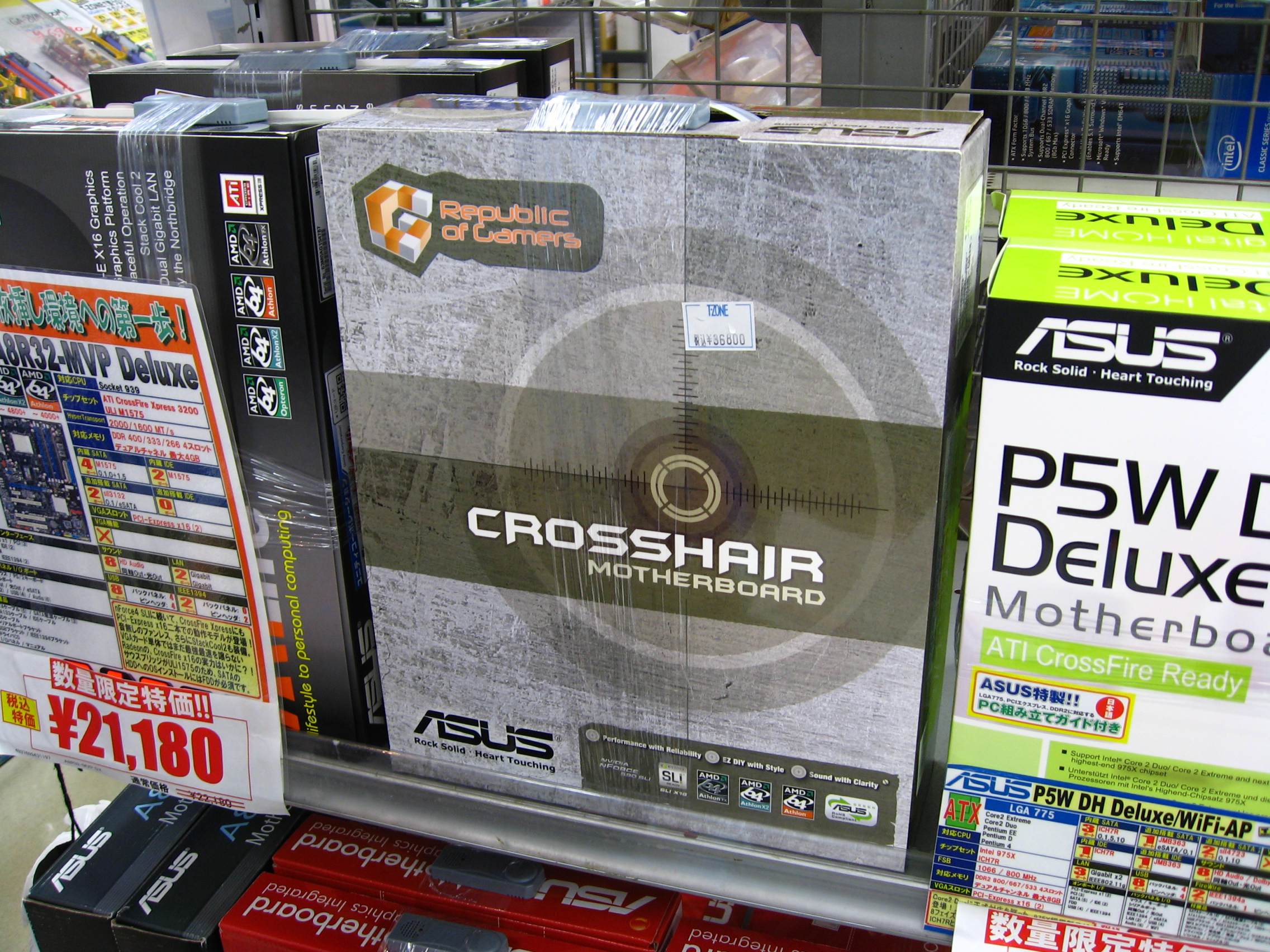 初代<a href="https://akiba-pc.watch.impress.co.jp/hotline/20060729/etc_crosshair.html" class="deliver_inner_content i">ROG Crosshair</a>の製品パッケージ(2006年7月撮影)
