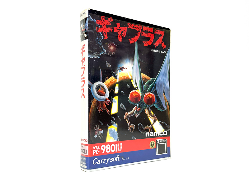 アーケード版『ギャプラス』のポスターでもお馴染みのイラストが、PC-9801版パッケージでも使われています。今回パッケージ写真で使用したのは綺麗な3.5インチ版だったのですが、画面写真の撮影に用いたのは5インチ版で、実機はPC-9801VM21を使い縦画面回転も可能な液晶モニタに繋いでプレイしました。