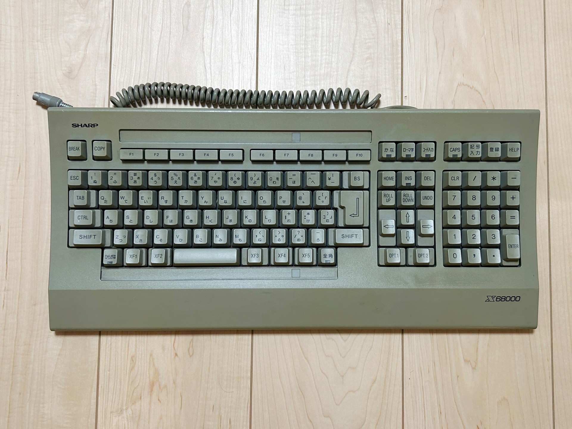 キーボードは、手前部分に広いスペースが取られているモデルです。キーのタッチ感は他と比べて大きく違うわけではありませんが、個人的には若干ながら軽快な感じで入力することができました。