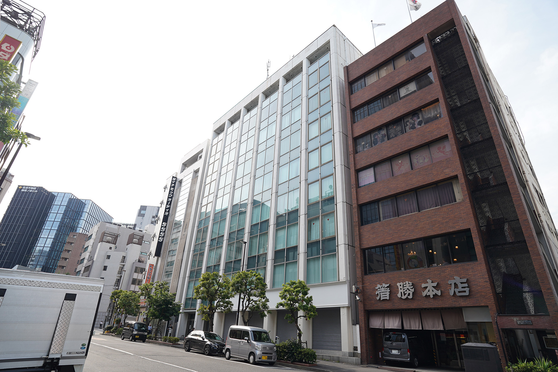 7月14日（火）に撮影した「ダイドーリミテッドビル」（写真中央）