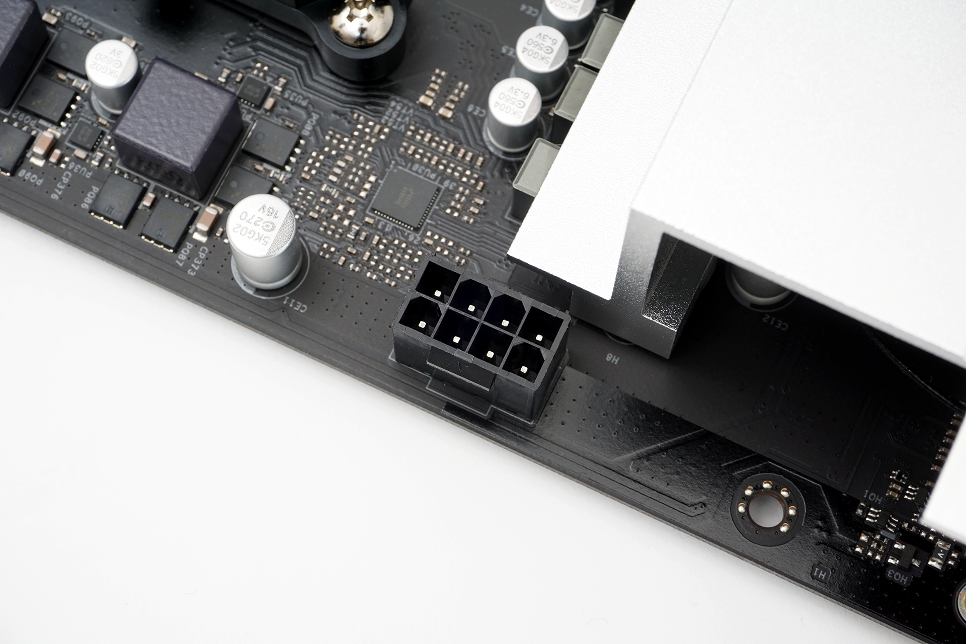CPUの補助電源(ATX12V)は8ピン×1基だ