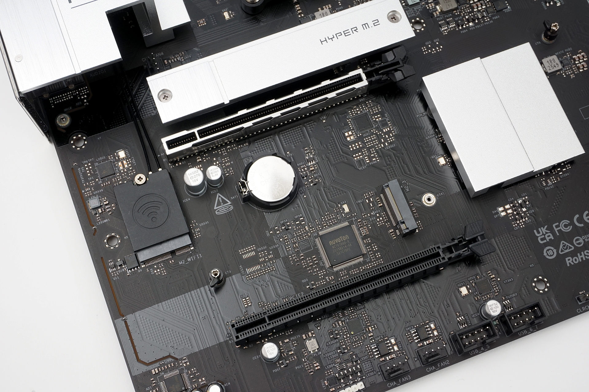 拡張スロットは全部で2基。PCI Express 4.0 x16と3.0 x2(x16形状)仕様だ
