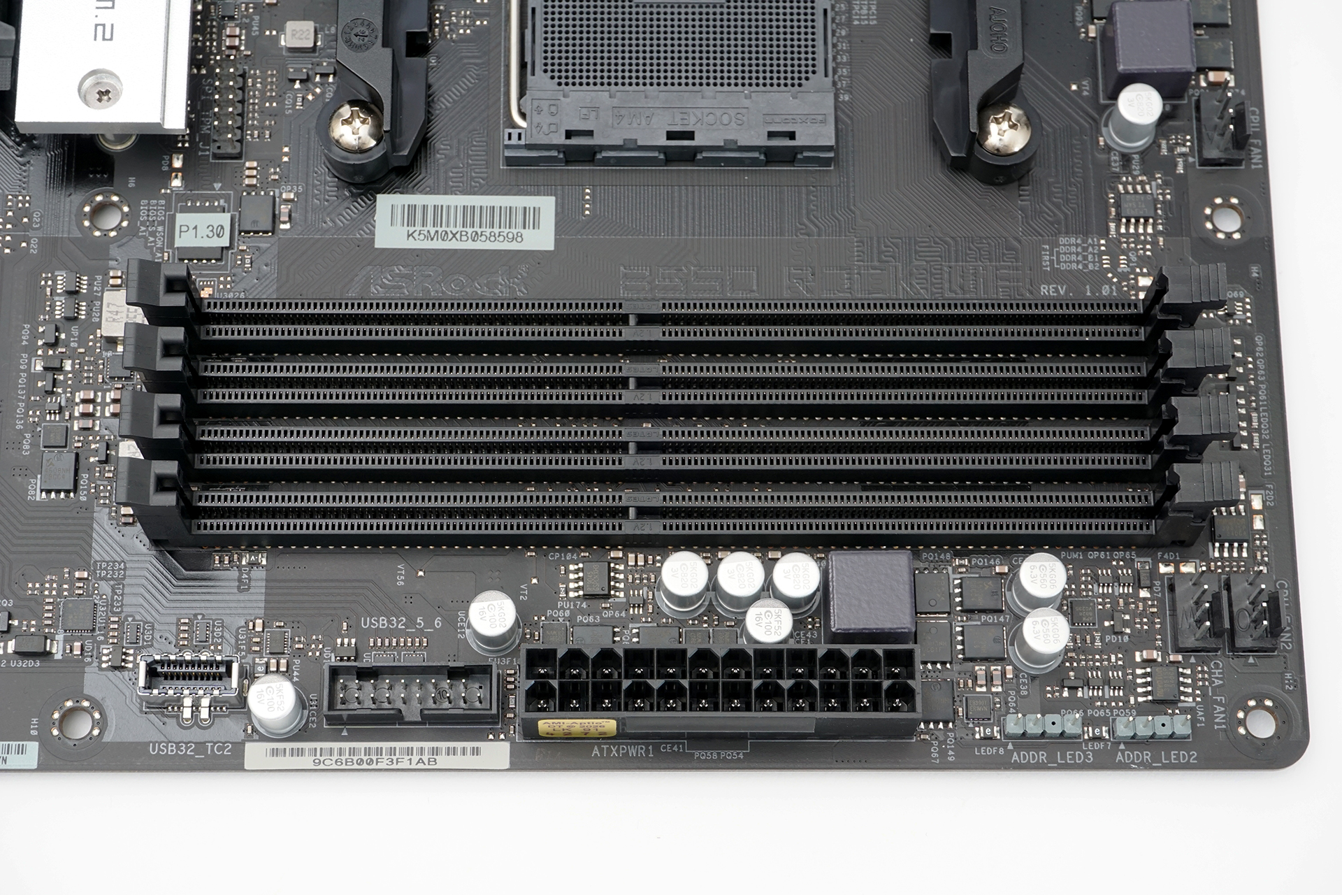 メモリスロットは4本。最大DDR4-4733のOCメモリまでサポート(CPUによって異なる)