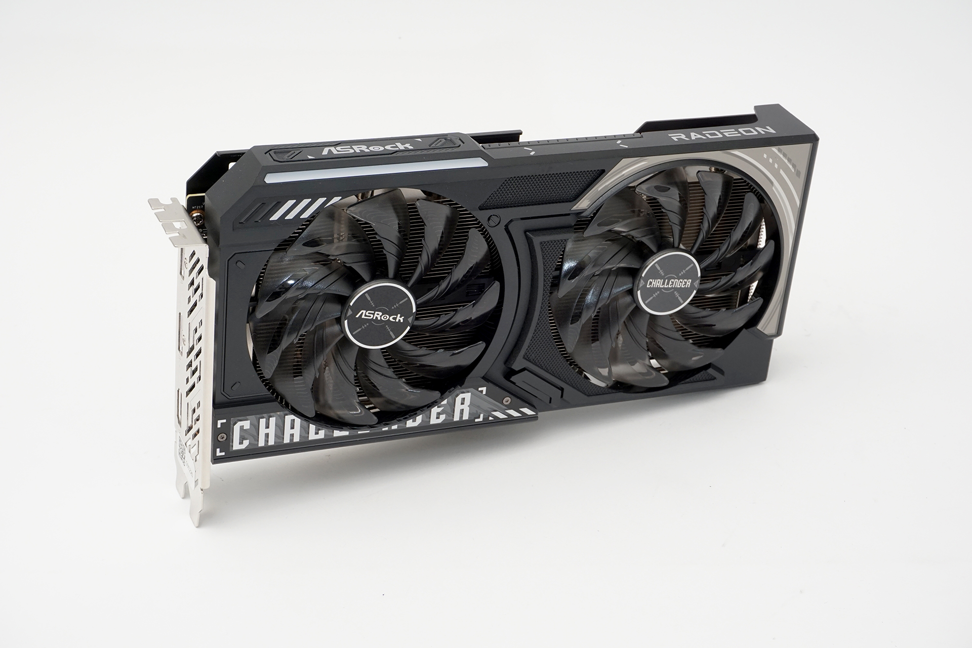 ビデオカードは、GPUに16GB版Radeon RX 9060 XTを搭載する「Radeon RX 9060 XT Challenger 16GB OC」