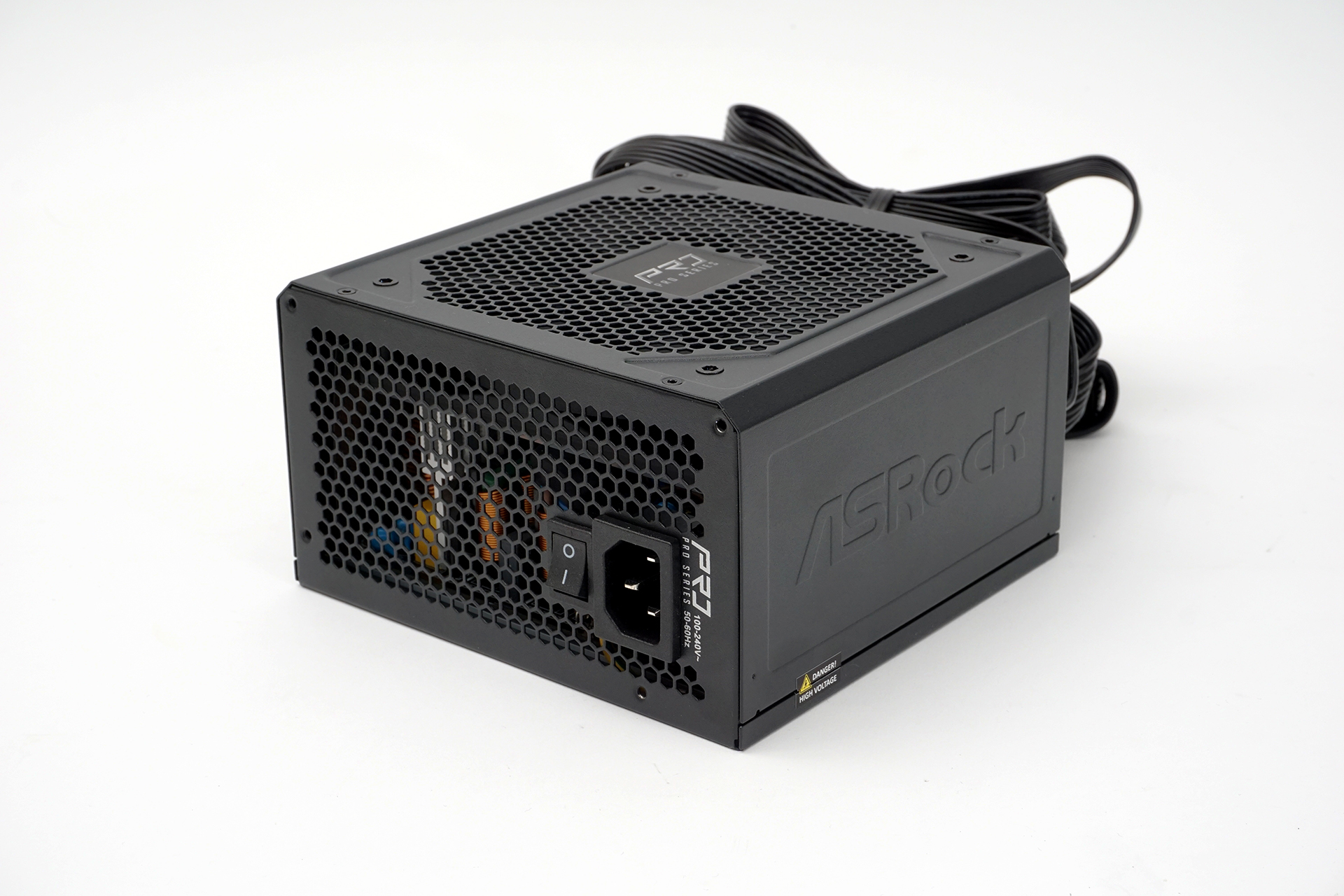 電源は750W出力の「Pro PRO-750B」。ケーブルはすべて直結タイプのコスト重視モデルだ