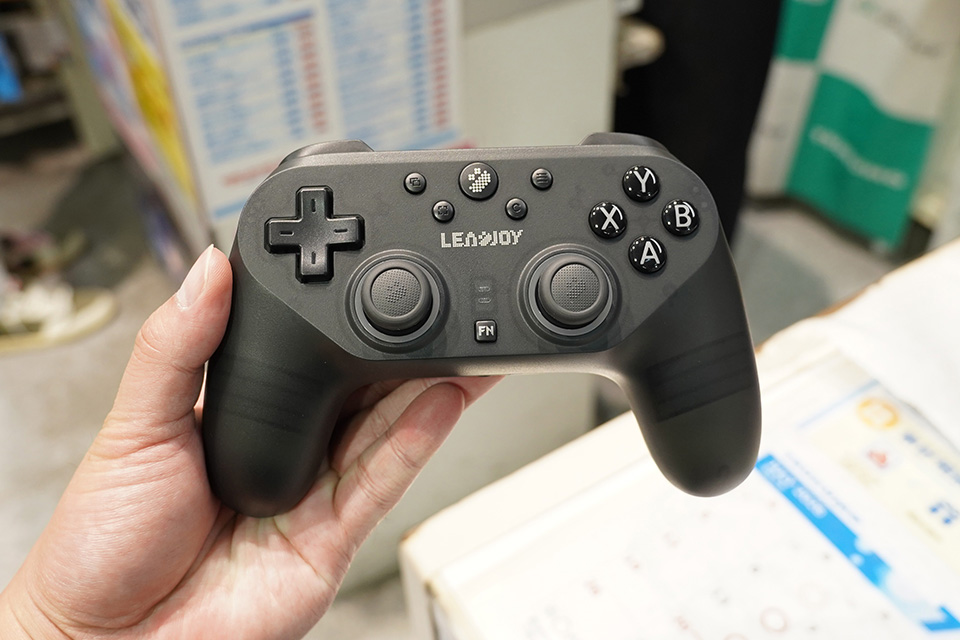 TMRスティック採用のPlayStation配列ゲームパッド「LEADJOY SABER PLUS