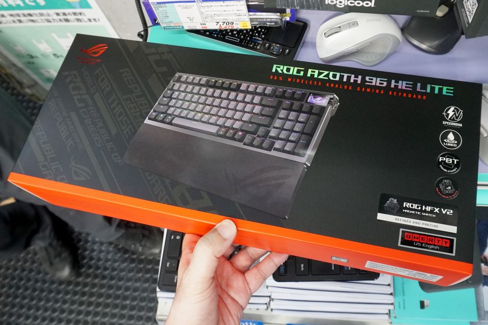 ASUSのOLEDディスプレイ搭載キーボード「ROG Azoth 96 HE Lite」に